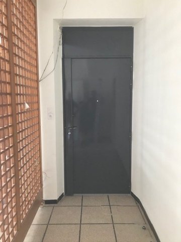 Remplacement de porte d'entrée par une porte blindée Tordjman en rénovation à Eybens